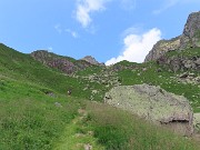 30 Dalla Corna dei vitelli (1912 m) ormai terminano i pascoli 